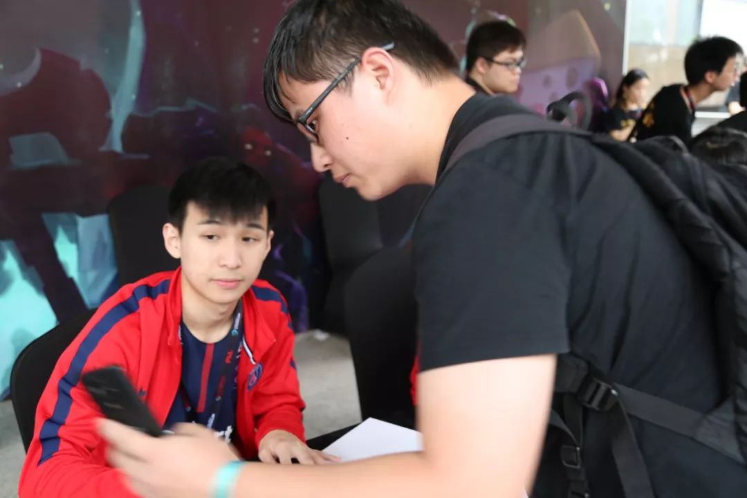 G2 Club 正忙：我们准备了 Uzi 和 Ming 加入 G2 的海报，人在哪里？